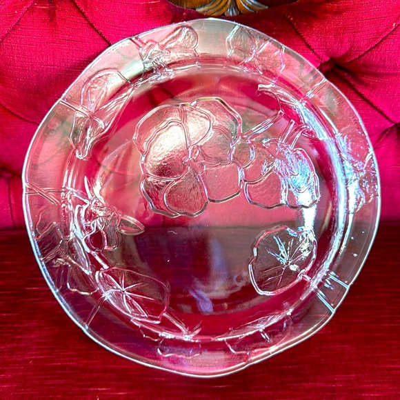 Large clear glass bowl with a minimal pattern of leaves. - Picture 2 of 9